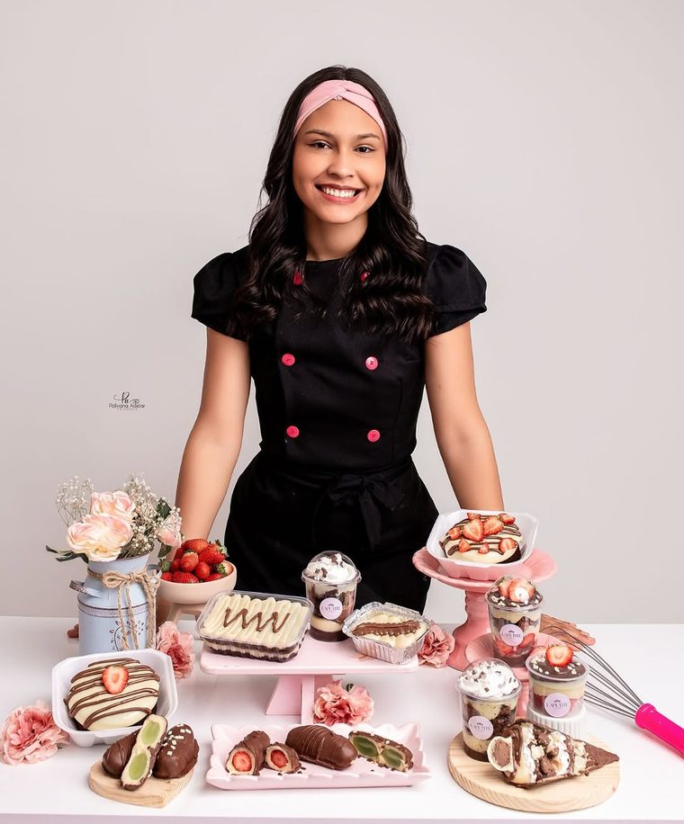 Késia Lima, criadora do Sistema Lapetite, cercada de doces da confeitaria